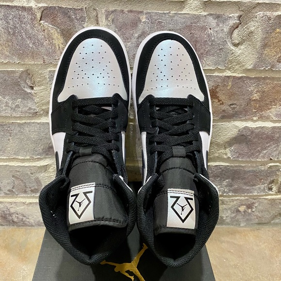 Air Jordan mid SE black and iridescent white. Men's size 8. Brand new, perfect - Picture 13 of 13